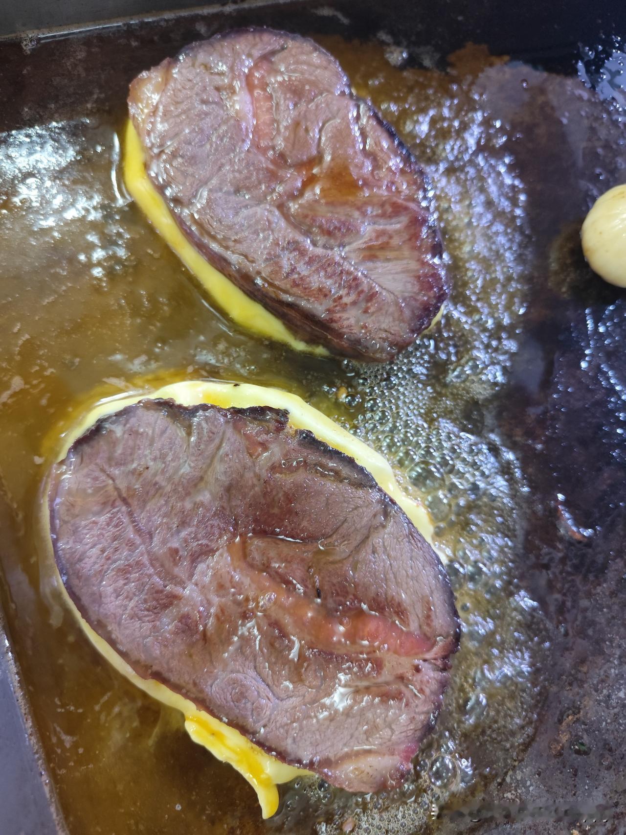 昨晚煎牛排吃了，300多一块，吃了两块，然后早早睡觉了。
鲜煎牛排 牛排自助晚餐