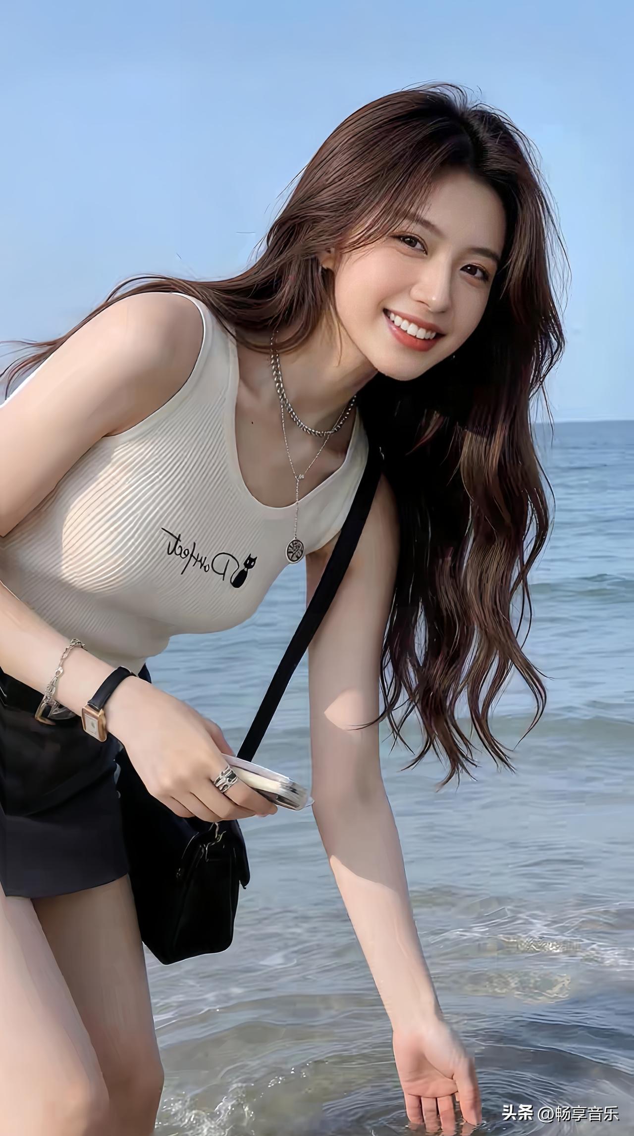 海边美女，微笑戏水。
分享阳光下随手拍的照片分享一张你最近随拍的照片 绝美随手拍