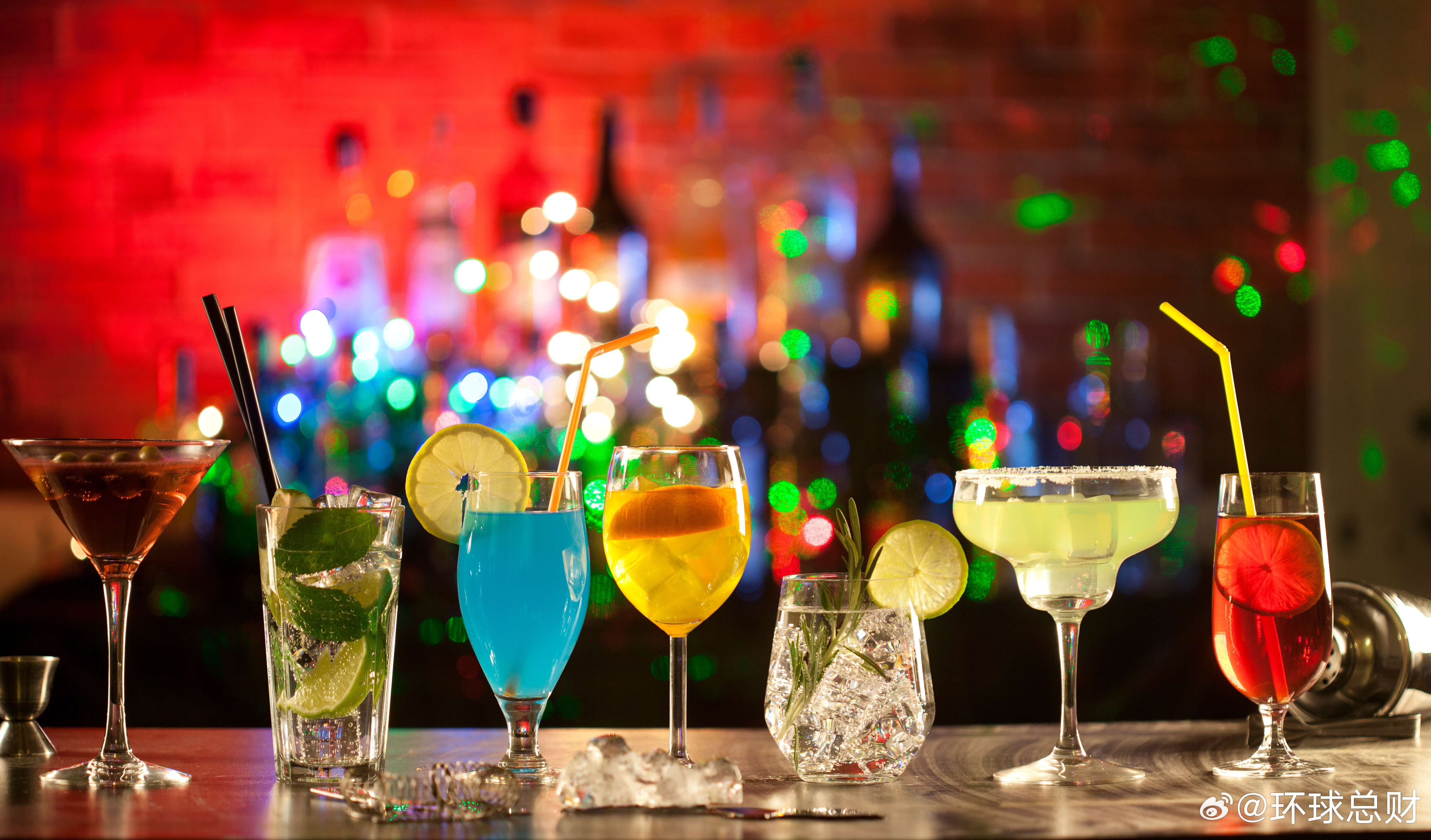 #散酒##露酒##果酒##年轻人# 【#散酒凭什么成为年轻人的“新宠”？#】近年