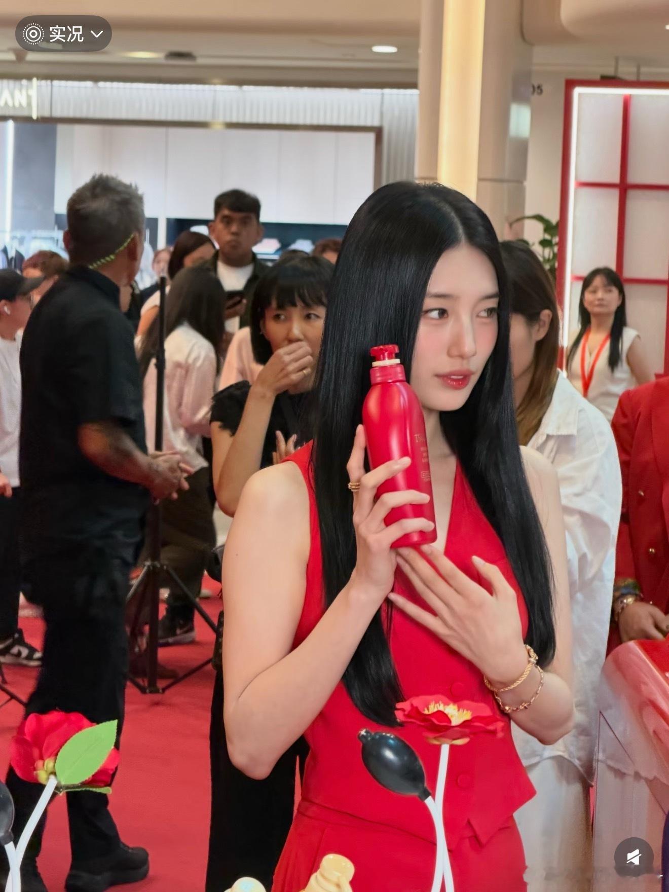美女氛围感来源于顺直亮的头发和低体脂又非常平整的软组织。形态好像不重要，重要的是