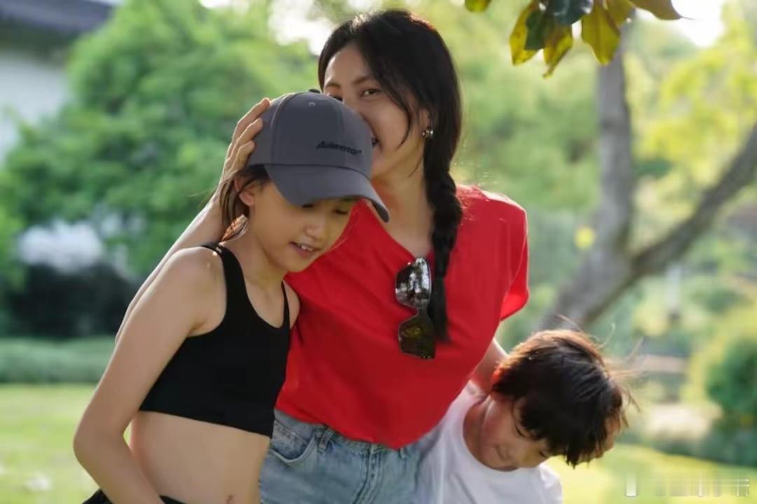 孙莉二女儿在公园与弟弟跳舞，穿运动内衣秀马甲线，长得太像黄磊 ​​​