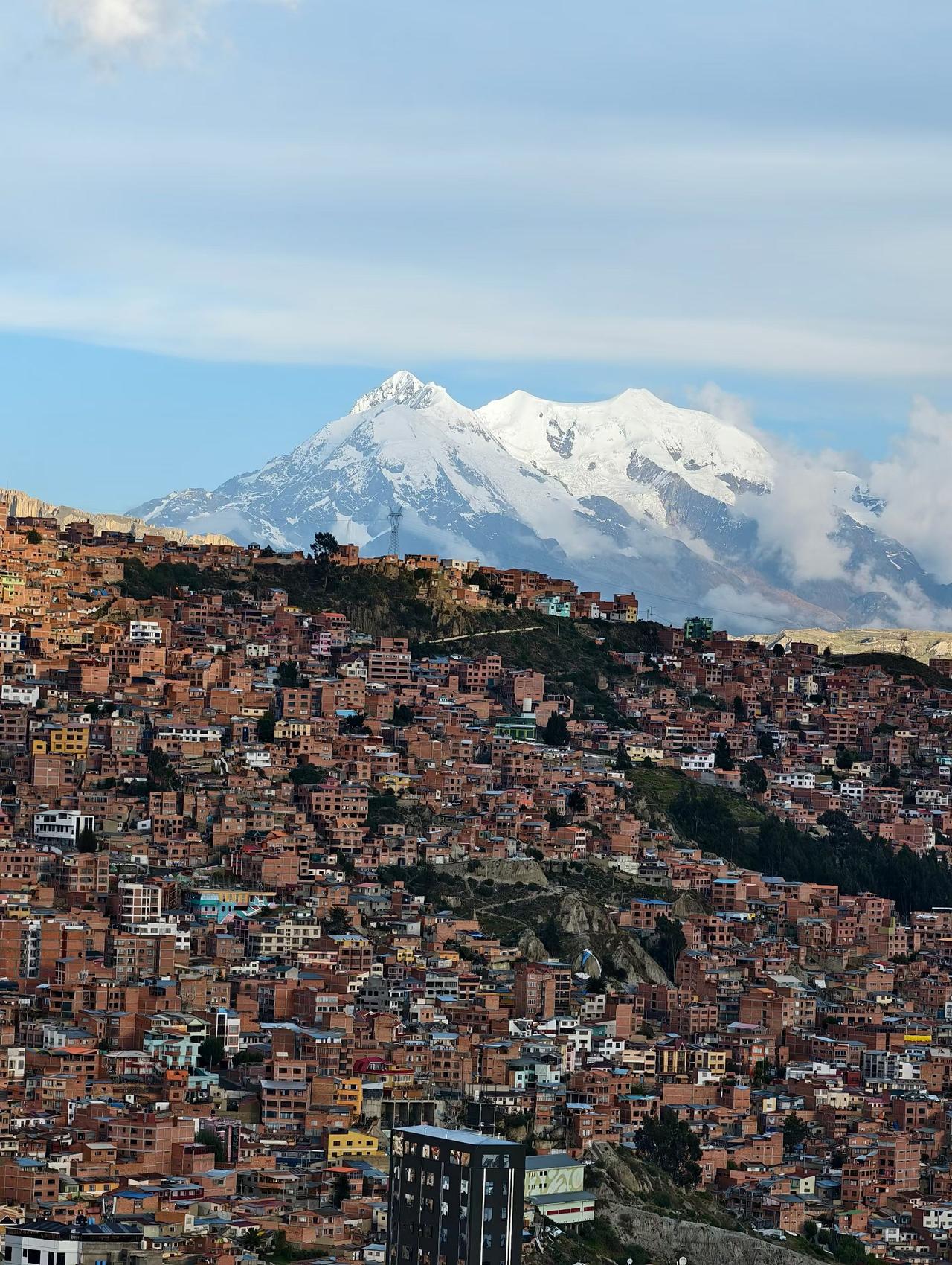 三毛称“拉巴斯是一朵美丽的百合”，她说“中南美洲的旅行，虽然处处是可爱的人，如画