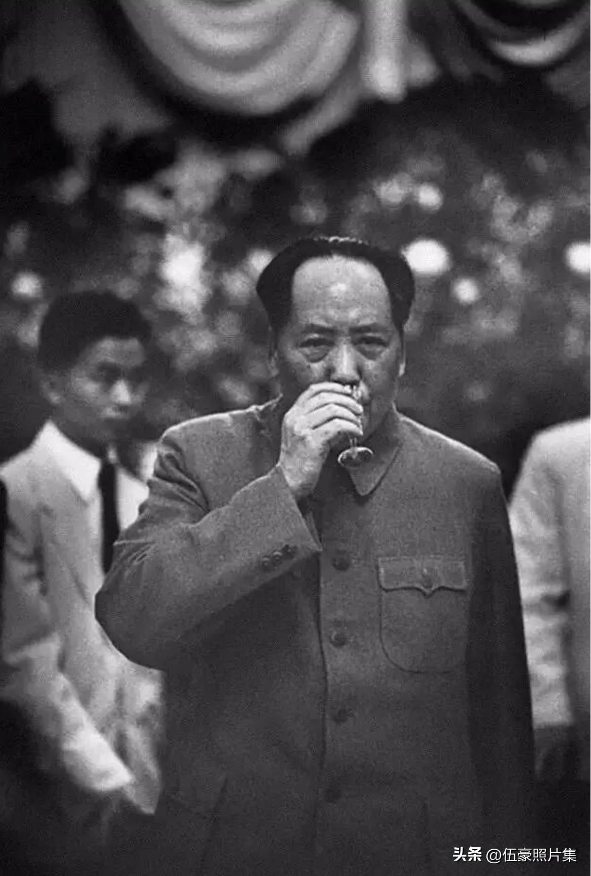 1957年4月，波兰部长会议主席（总理）约瑟夫·西伦凯维兹应周恩来总理邀请，对中