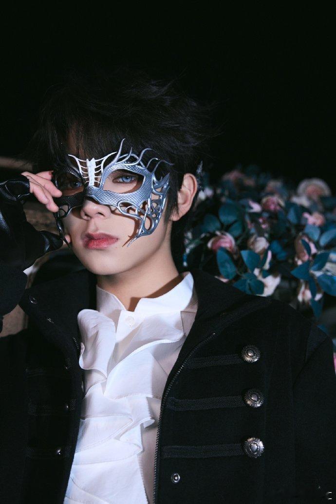 王橹杰16岁生日照王橹杰生日照 王橹杰16岁生日快乐！生日照好有感觉！王橹杰高会