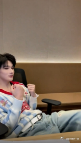 余宇涵年会中了一等奖 余宇涵年会斩获一等奖，这运气简直绝了！就像他在舞台上总能精