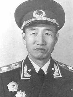 1931年，陈赓调到鄂豫皖，发现顶头上司竟是黄埔同学徐向前，他直犯嘀咕：“这闷葫