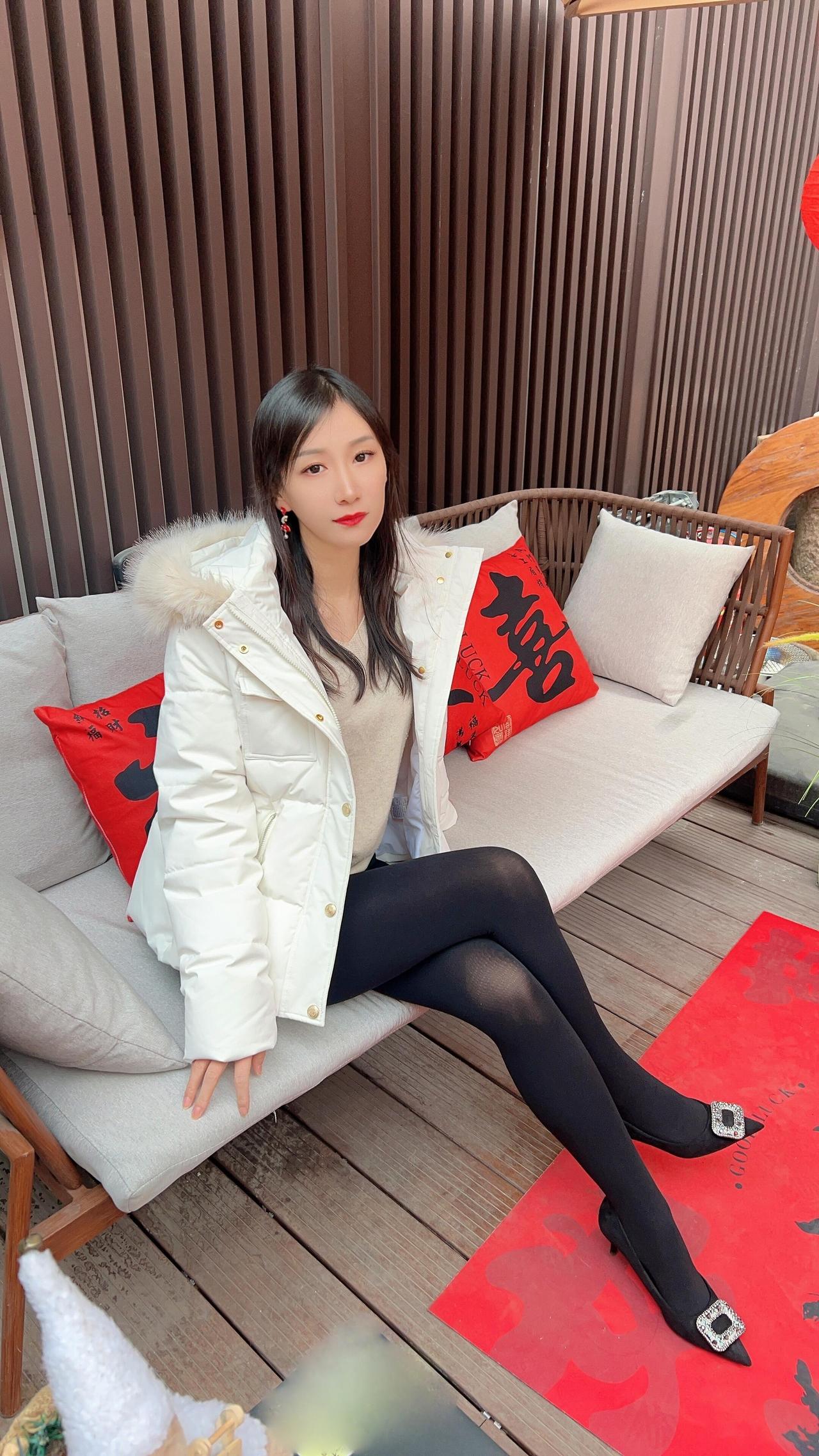 晒图笔记大赛极品宝妈把黑丝穿出了不一样的感觉，丝滑有韵味！高跟丝袜