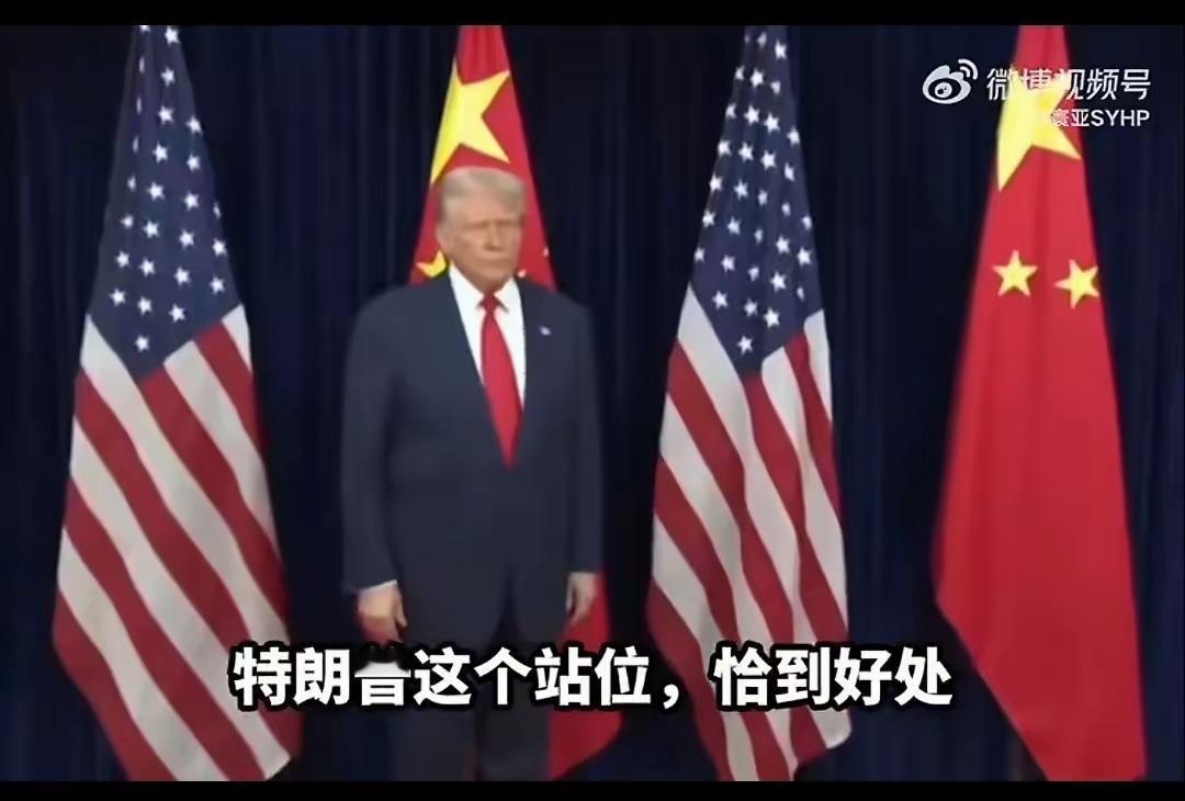 戴着红领巾，提前站在红旗下——好家伙，这大概是“特不靠谱”人生头一回等人吧！[捂