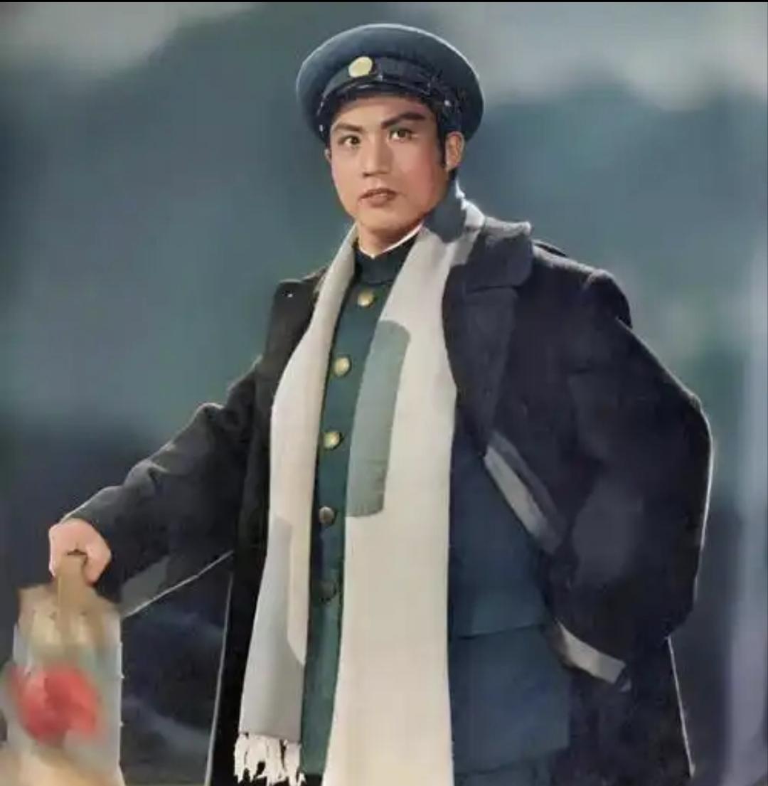 我们应该怎样从党的教育中铭记历史？
历史记忆因人而异，且色彩纷呈。有的时候我们记