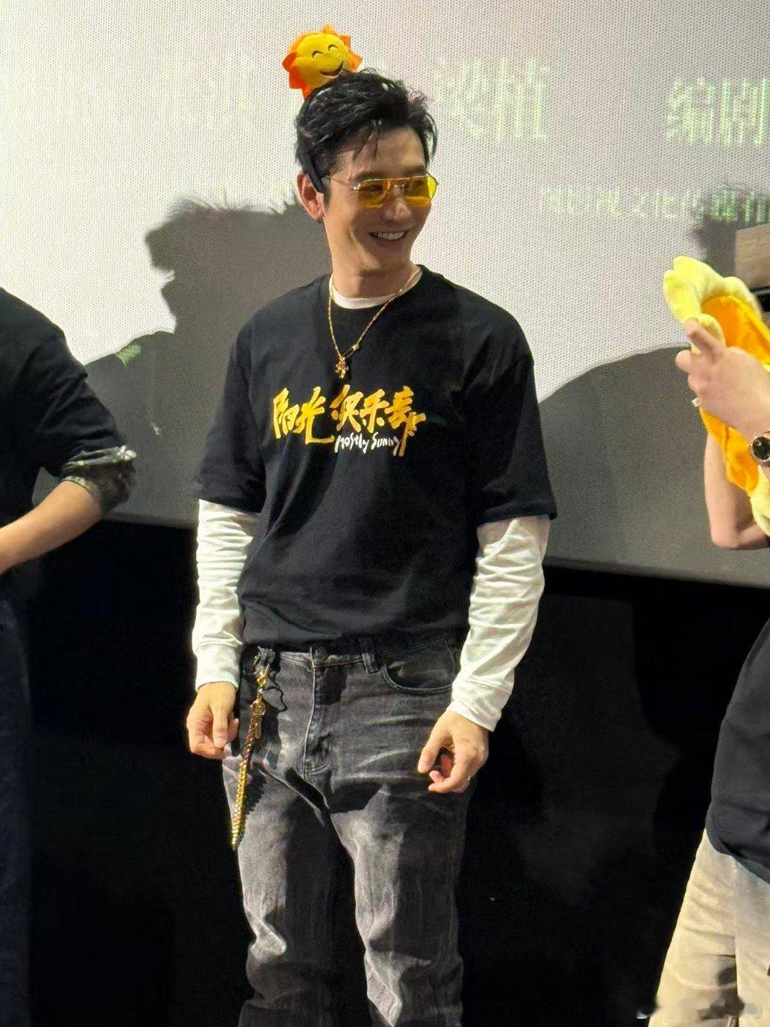 黄晓明阳光俱乐部路演推荐檀健次震耳欲聋 黄晓明路演现场化身“推荐官”；真诚安利由