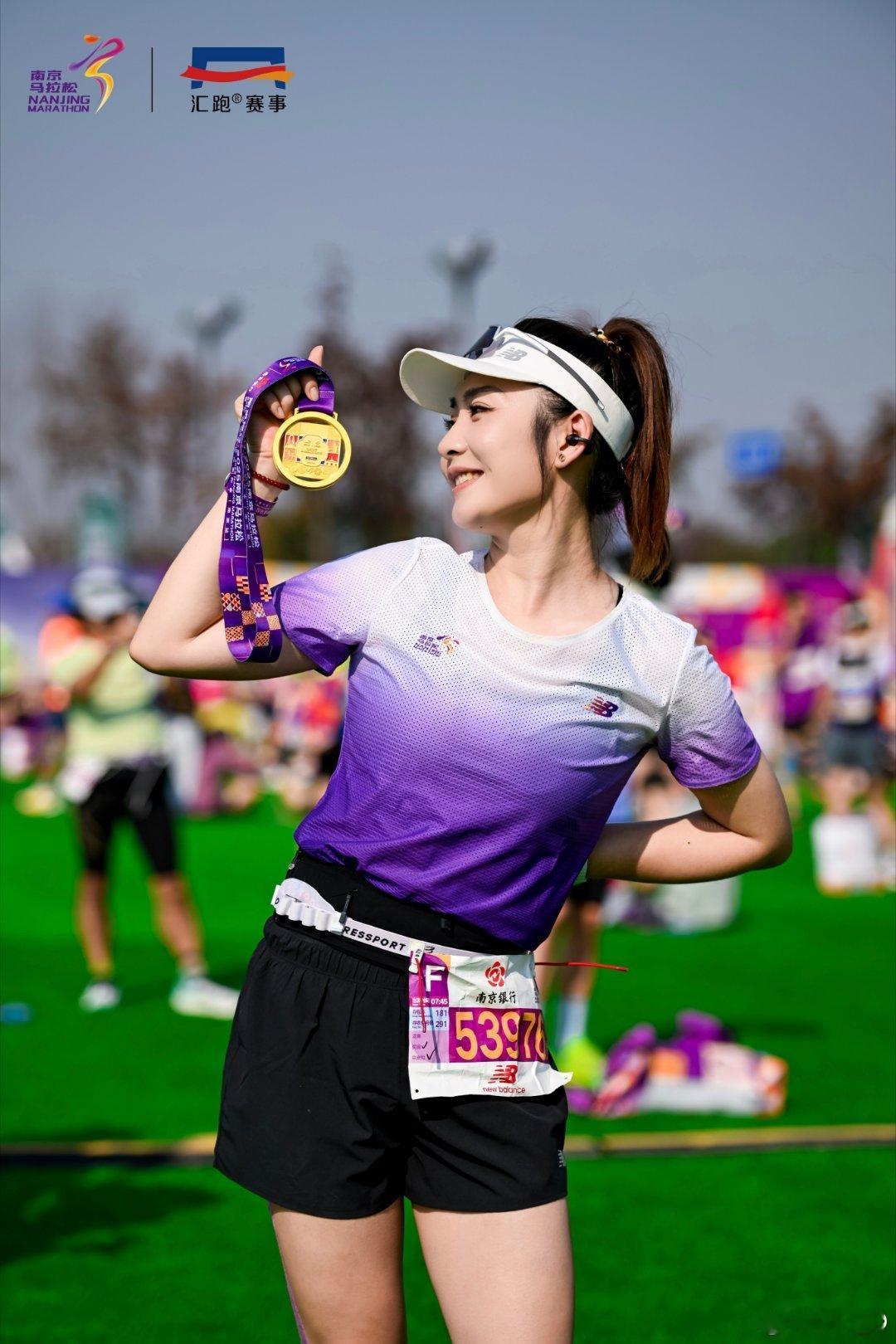 不太跑得动，但是也完赛了，和朋友一起边玩边跑，边喝边聊，一路看到人家有私补摊就冲