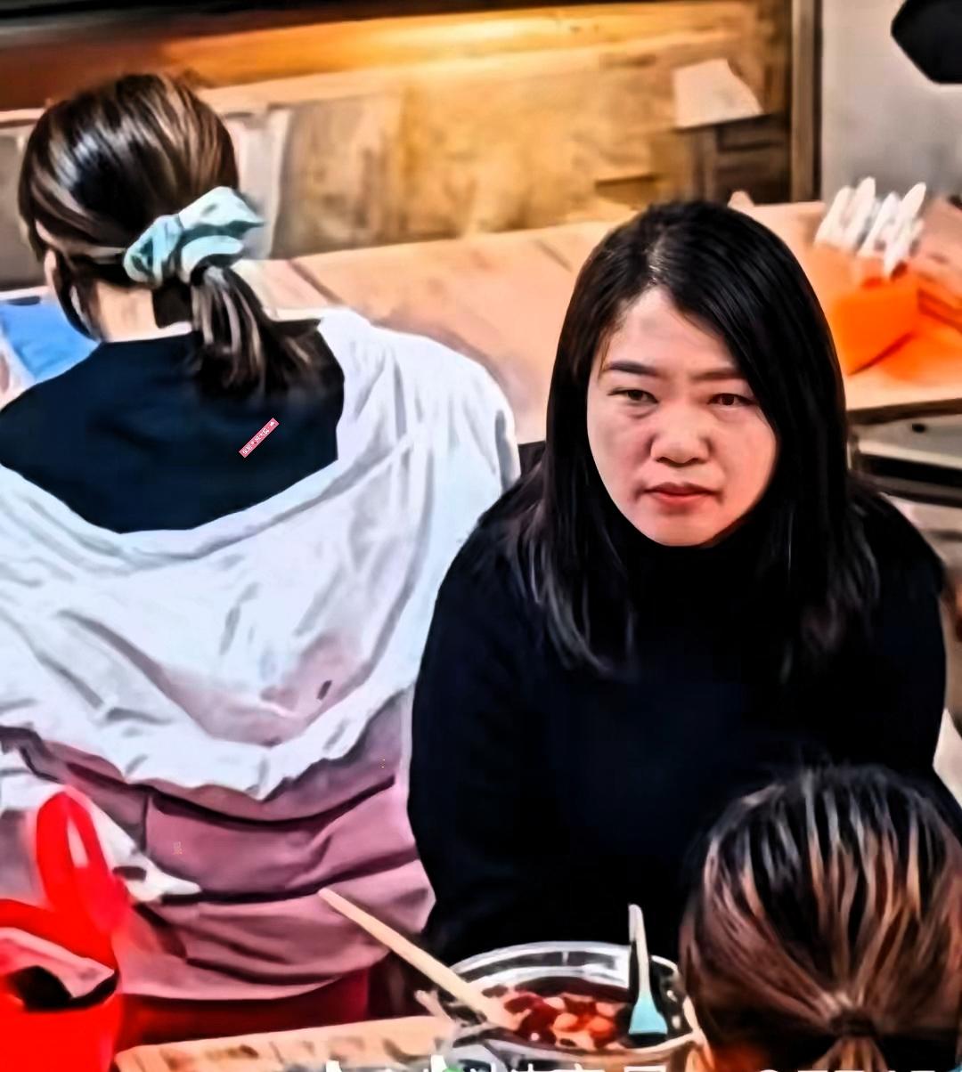 现在全网最难受的人，
​不是那个被浇螺蛳粉汤的受害者，也不是那个泼别人螺蛳粉汤的