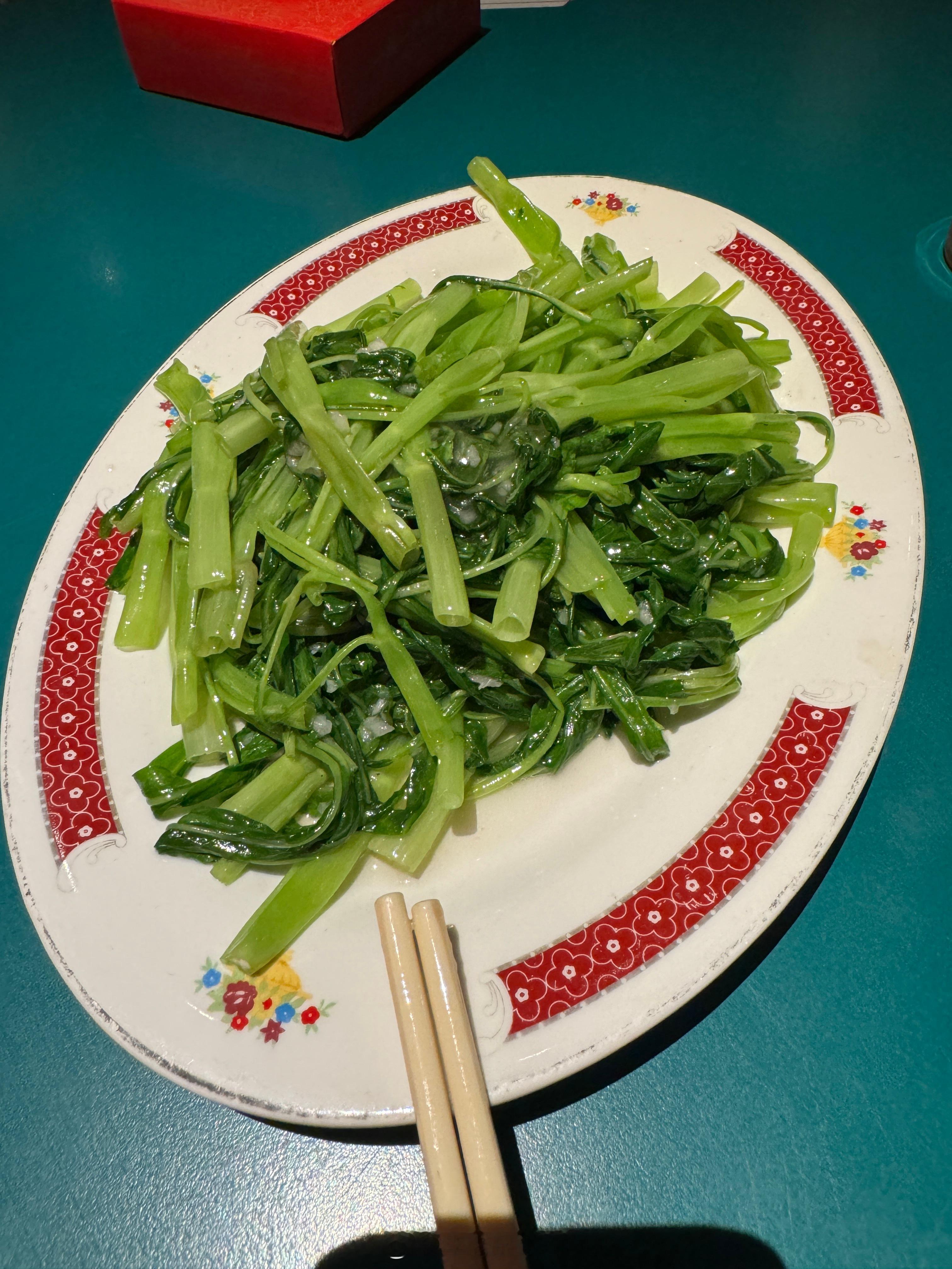 我广东的朋友告诉我：去一个粤菜馆子里先点两道菜，1.蒜蓉空心菜 2.干炒牛河，如
