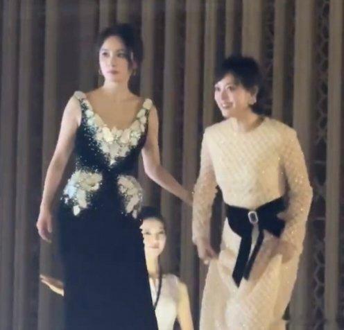 杨幂扶孙俪和杨紫上台幂幂真好，自己上台之后还扶孙俪杨紫白玉兰五大视后候选人同框杨