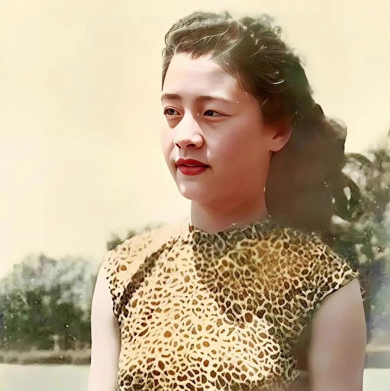 1943年，44岁张大千看上女儿14岁漂亮女同学徐雯波，一见钟情。少女红着脸问：