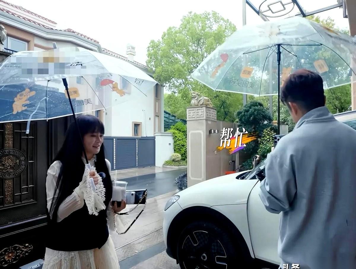 邹市明那个给老婆拉车门的镜头，炸了。
就一个再普通不过的动作。他走到副驾旁，手搭