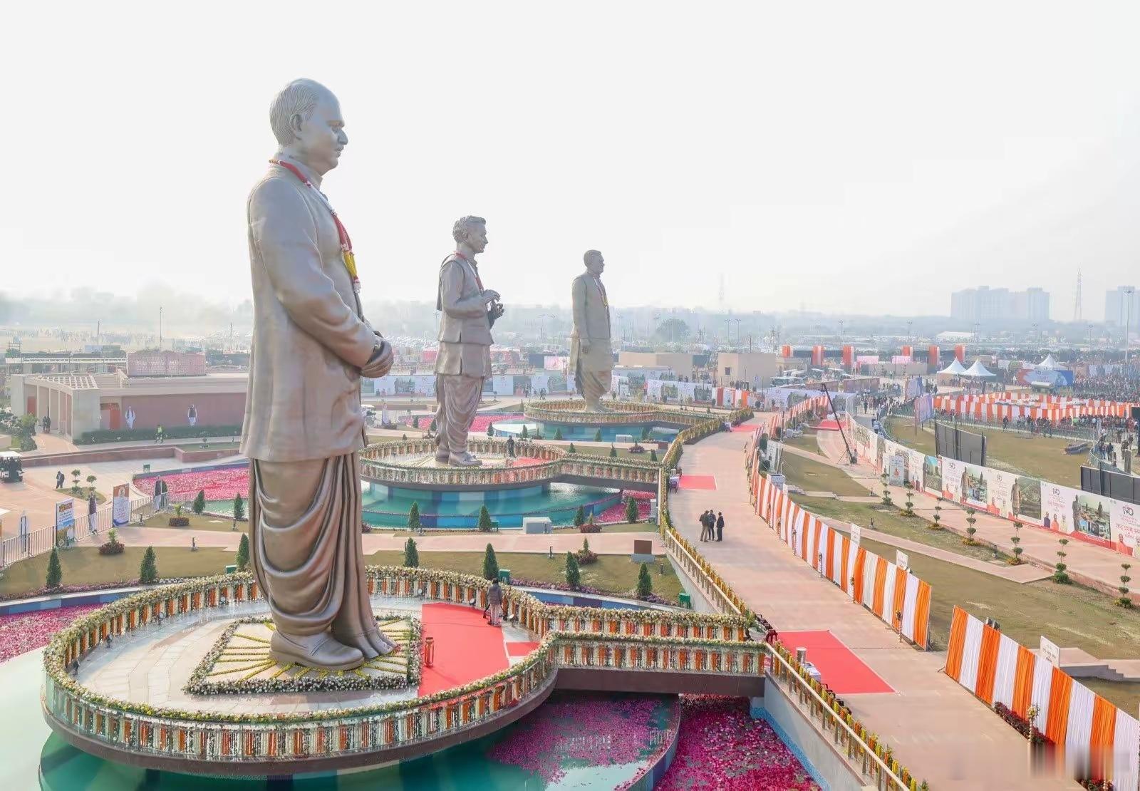 新年临近，印度新建成三尊高约20米的塑像。莫迪说，这三位国宝级先贤为塑造印度民族