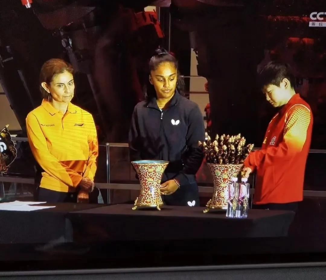 昨天中国大满贯的抽签，
只顾着看孙颖莎、王楚钦他们了，
原来抽签桶也是有讲究的。