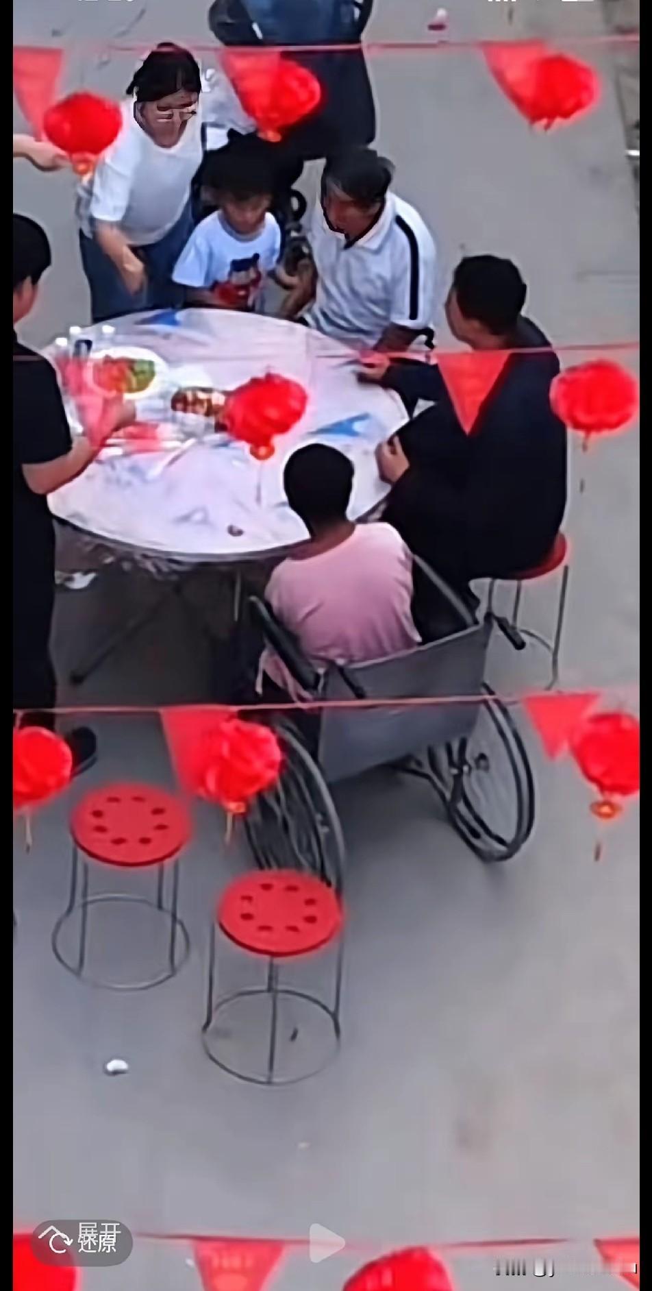树兰吃大桌怎么不和妮娃坐在一起，反倒是自己一个人吃的轻松