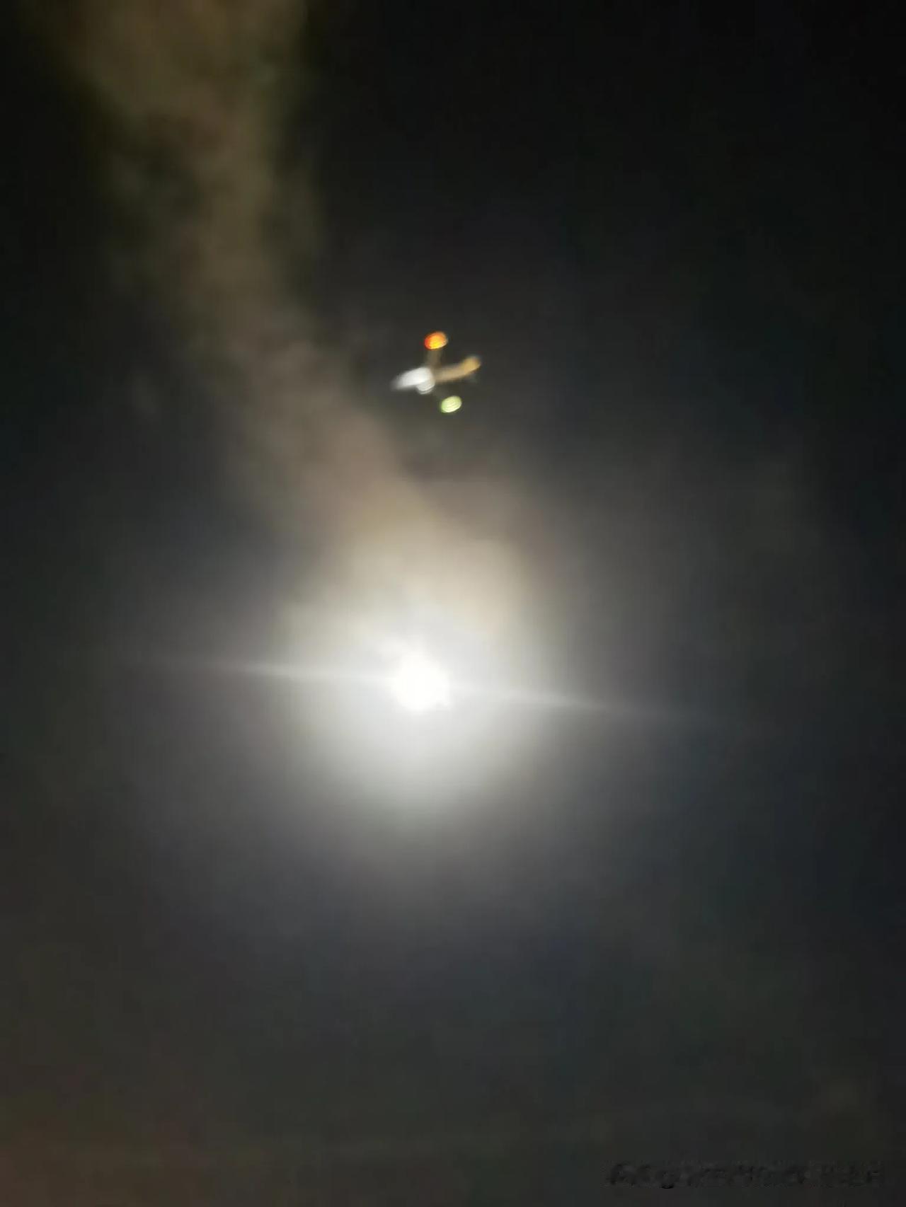 摄影技术有进步，终于拍到月亮与飞机同窗！[加油][加油]