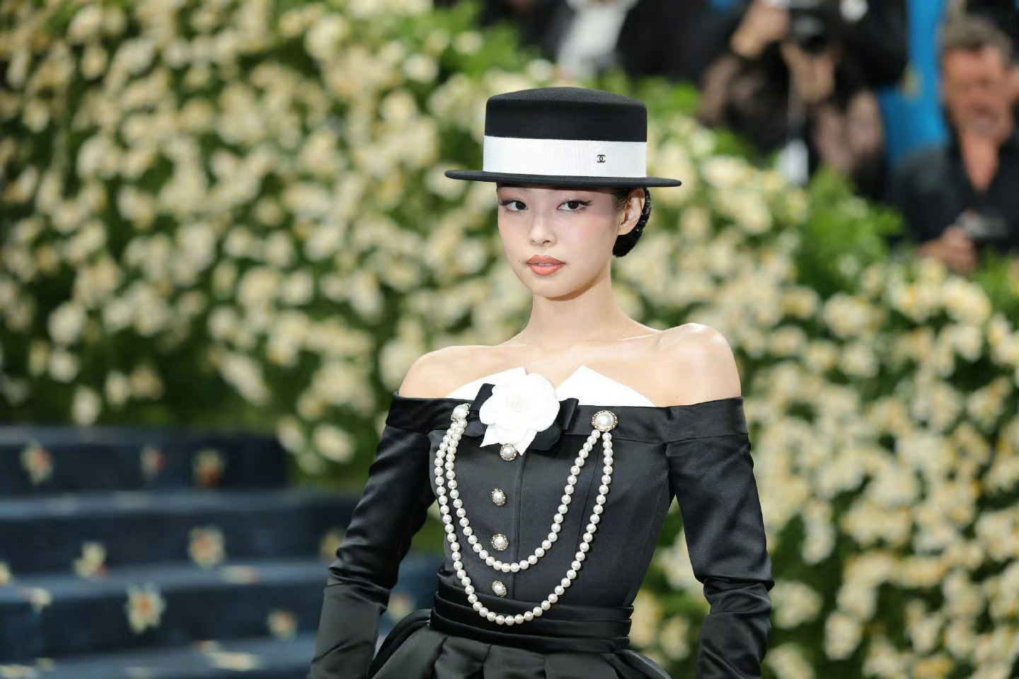 MetGala红毯Jennie以经典黑白配造型亮相MetGala红毯，这也是她第