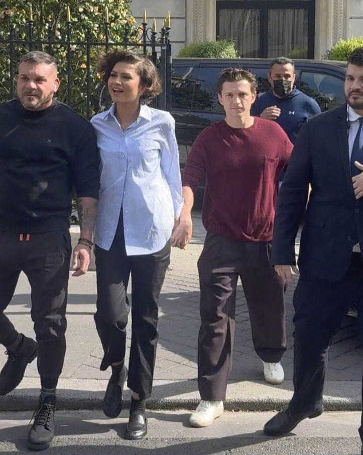 赞达亚牵着她的新婚丈夫现身巴黎街头！