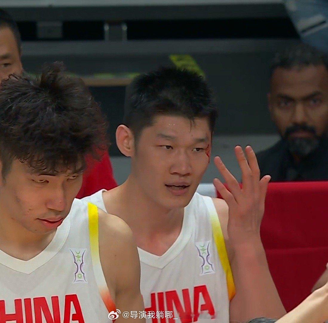 真不容易，胡金秋在进攻中被韩国队队员伤到眉骨流血中国男篮vs韩国男篮 ​​​