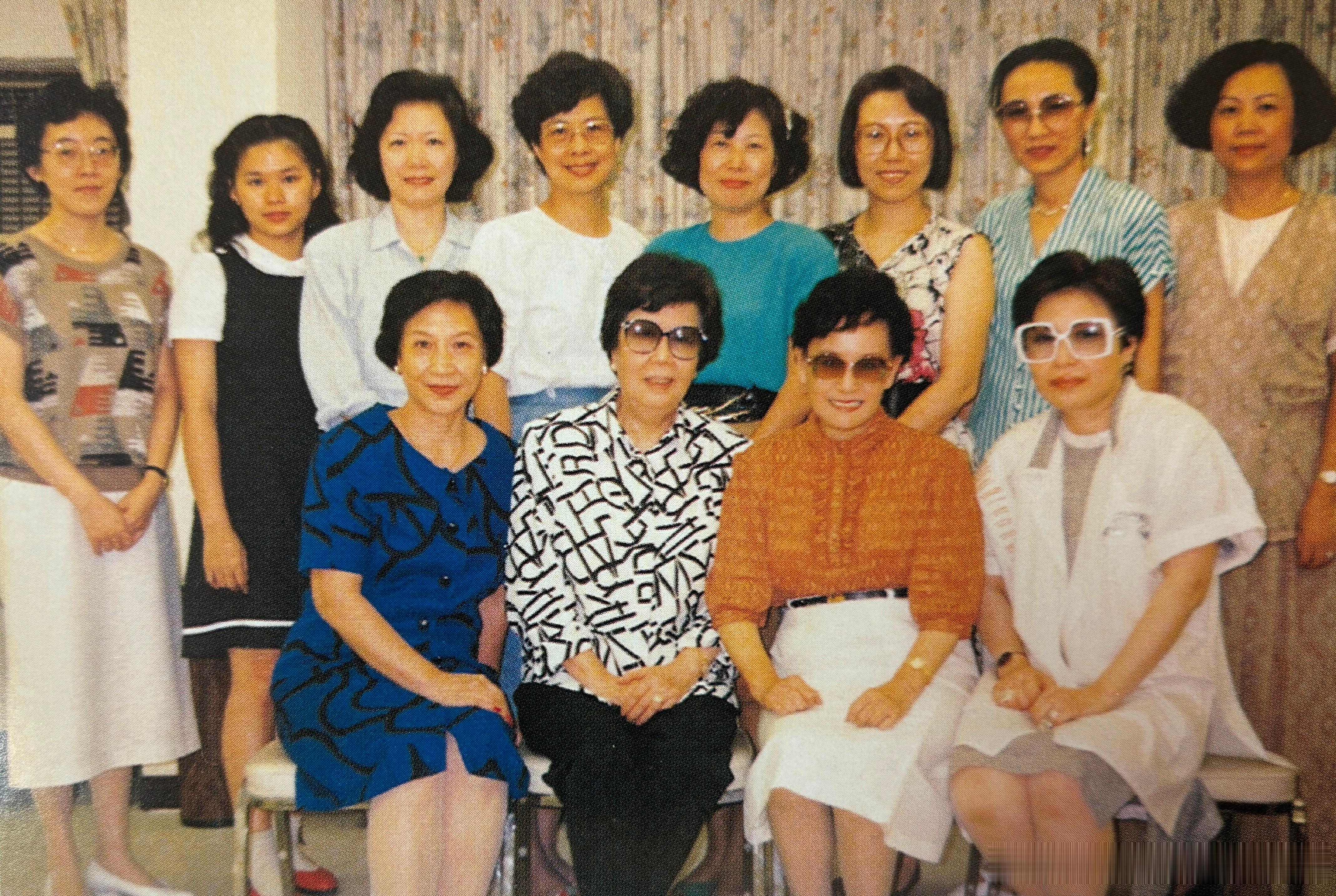 1989年徐天红在香港越剧协会合影。前排左起徐逸秋、孔爱菊、徐天红、刘领波，后排