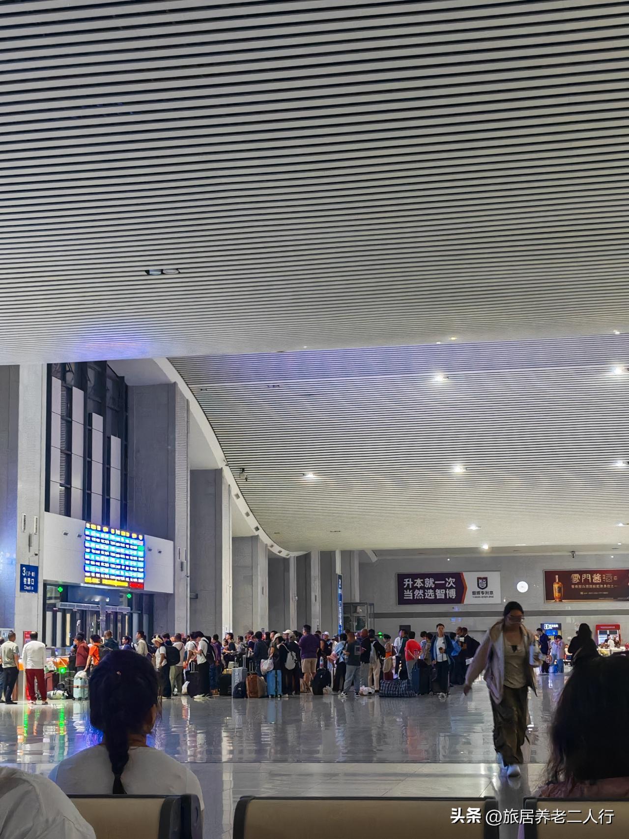 第一次在潍坊南候车室候车。

这才发现，1、2、3号检票口，是在南候车室，其他检