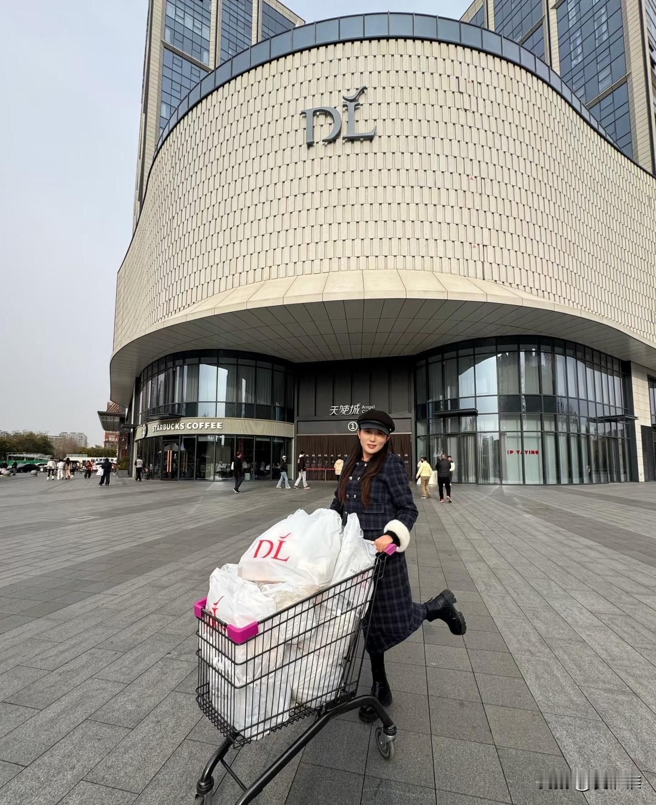 胖东来春节要给员工放五天假，消息一出大家都挺意外。毕竟零售行业过年最忙，别人家超