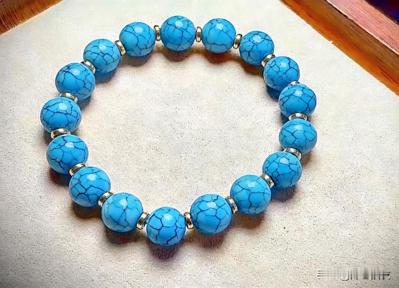 收入千万的演员，在直播间推销九块九包邮的商品，连续几个小时不休息。

阔太太穿金