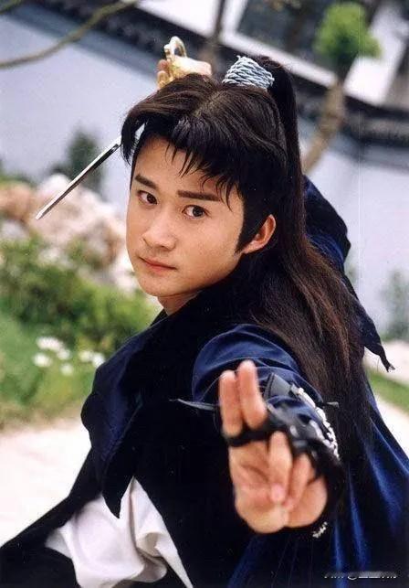 咱就不说台词和表演功底了，就算是现在时代峰峻的全部人的颜值加起来也比不上当年的吴