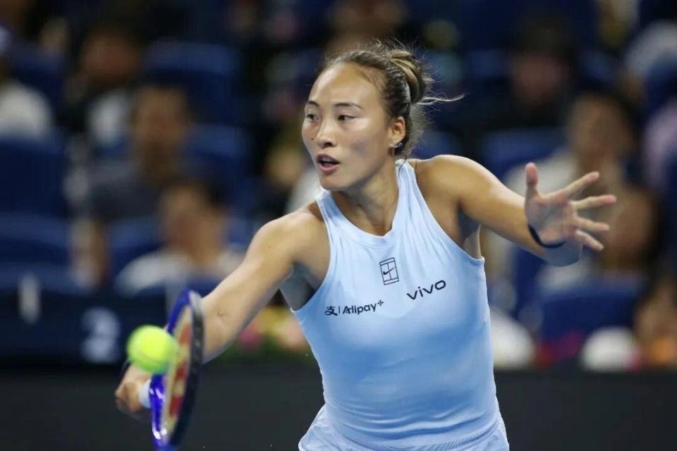 郑钦文2比1肯宁郑钦文vs肯宁 WTA1000多哈站单打首轮，时隔四个多月复出的