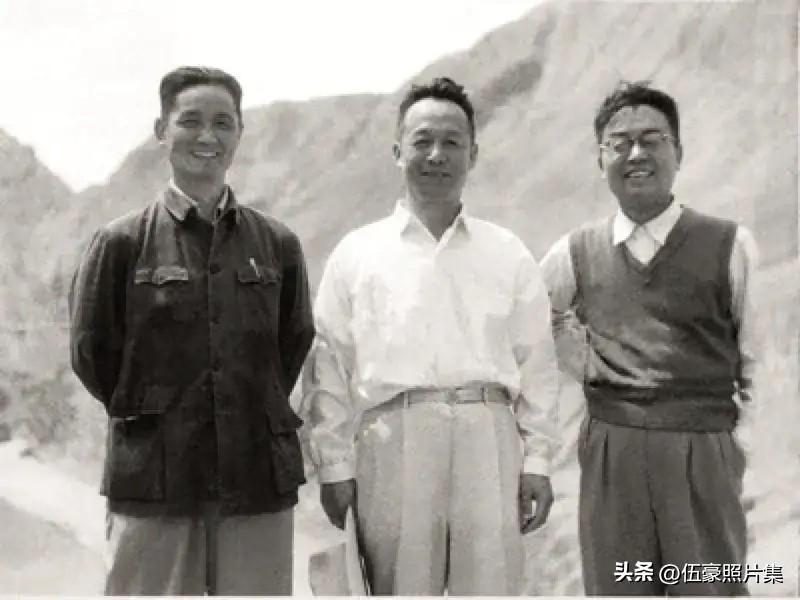 1965年，青海泥鳅山，左起：宋平（时任中共中央西北局三线建设委员会副主任）、谷
