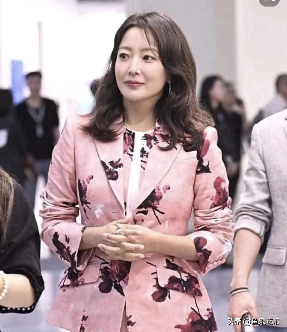 还记得演员金喜善吗？她年轻时十分聪慧。如今已48岁，状态依旧靓丽，气质仍旧优雅，