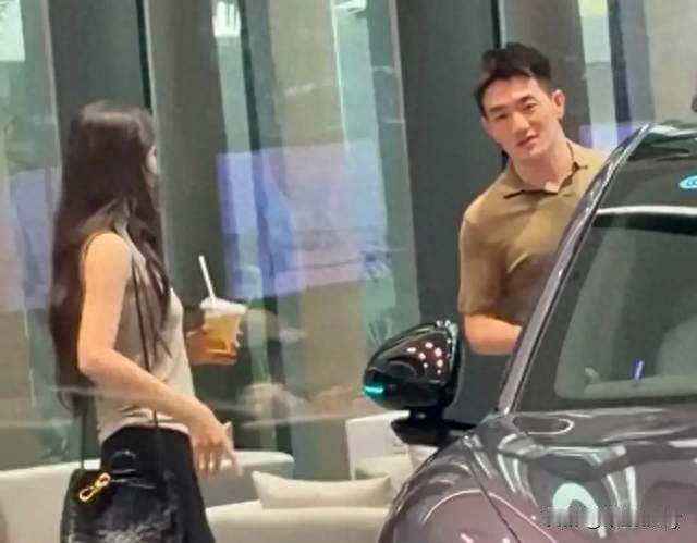 张馨予陪老公在广州看车，她背了4w的包，何捷看老婆的眼神好宠溺