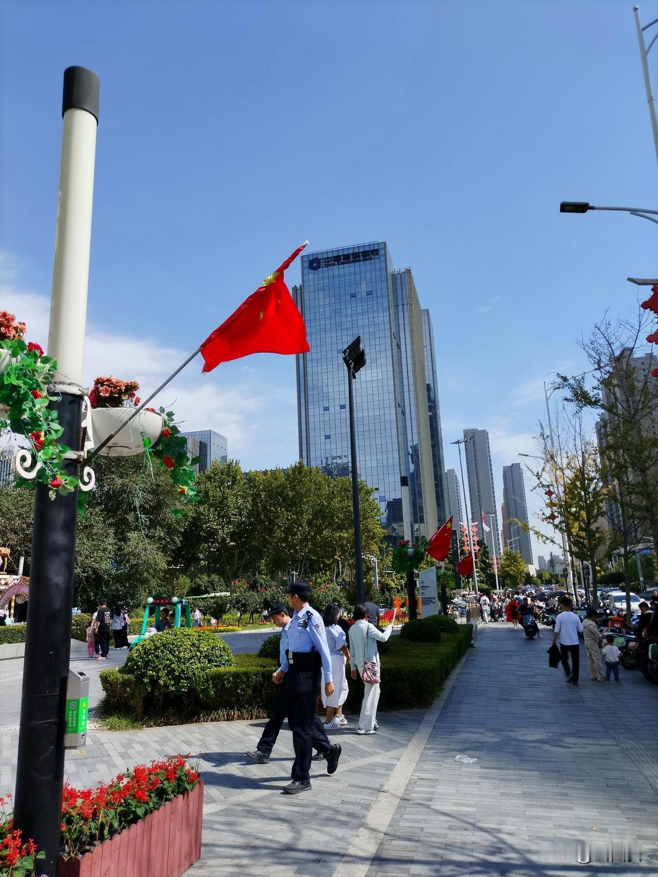 凤城七路商圈国庆氛围实拍，超强的都市感、美丽的风景线！国庆佳节，北郊商圈洋溢着浓