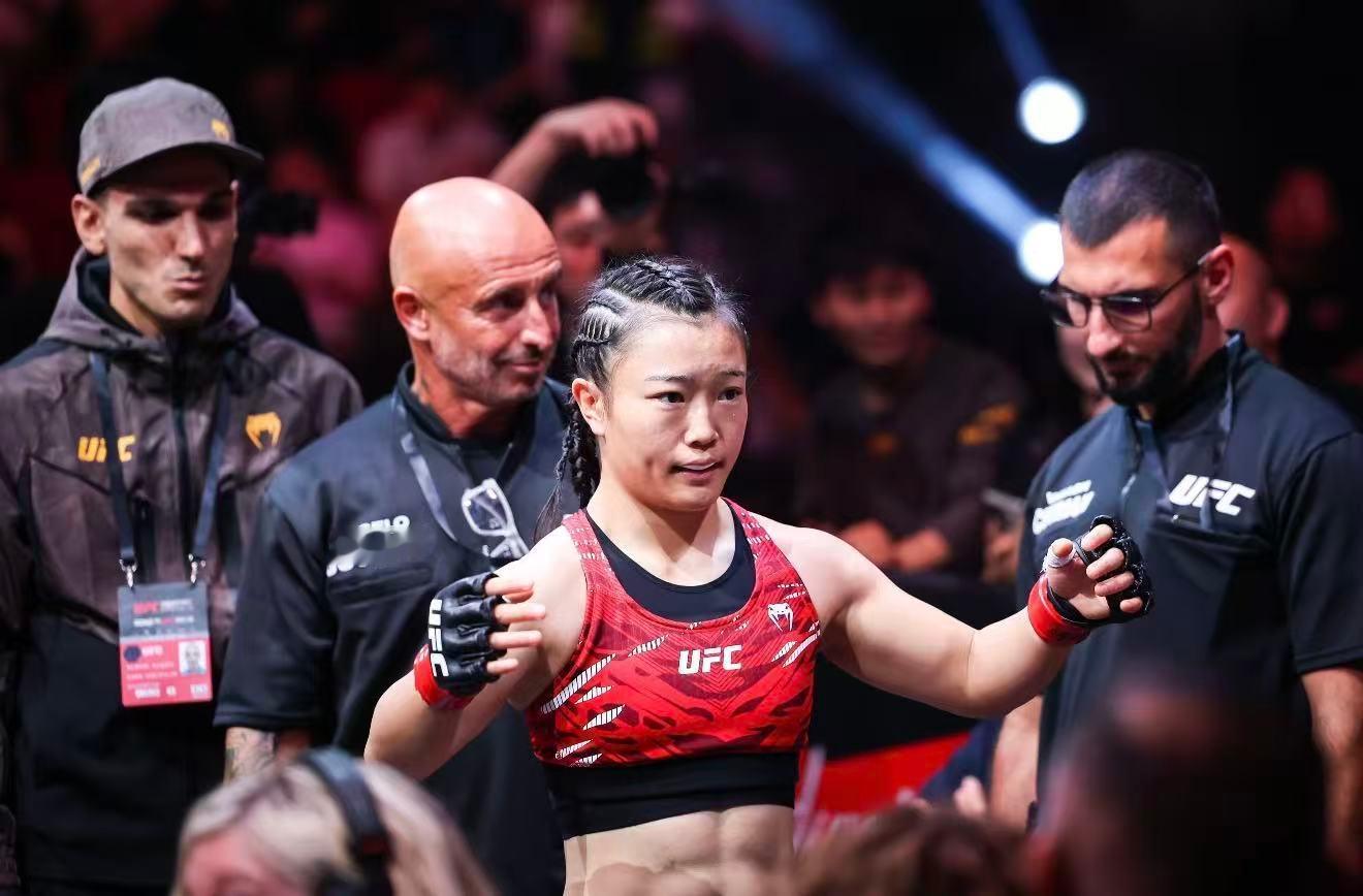 石铭曾因手短被劝放弃格斗 短手不能打格斗？她打进了UFC。女孩不该打格斗？她用拳