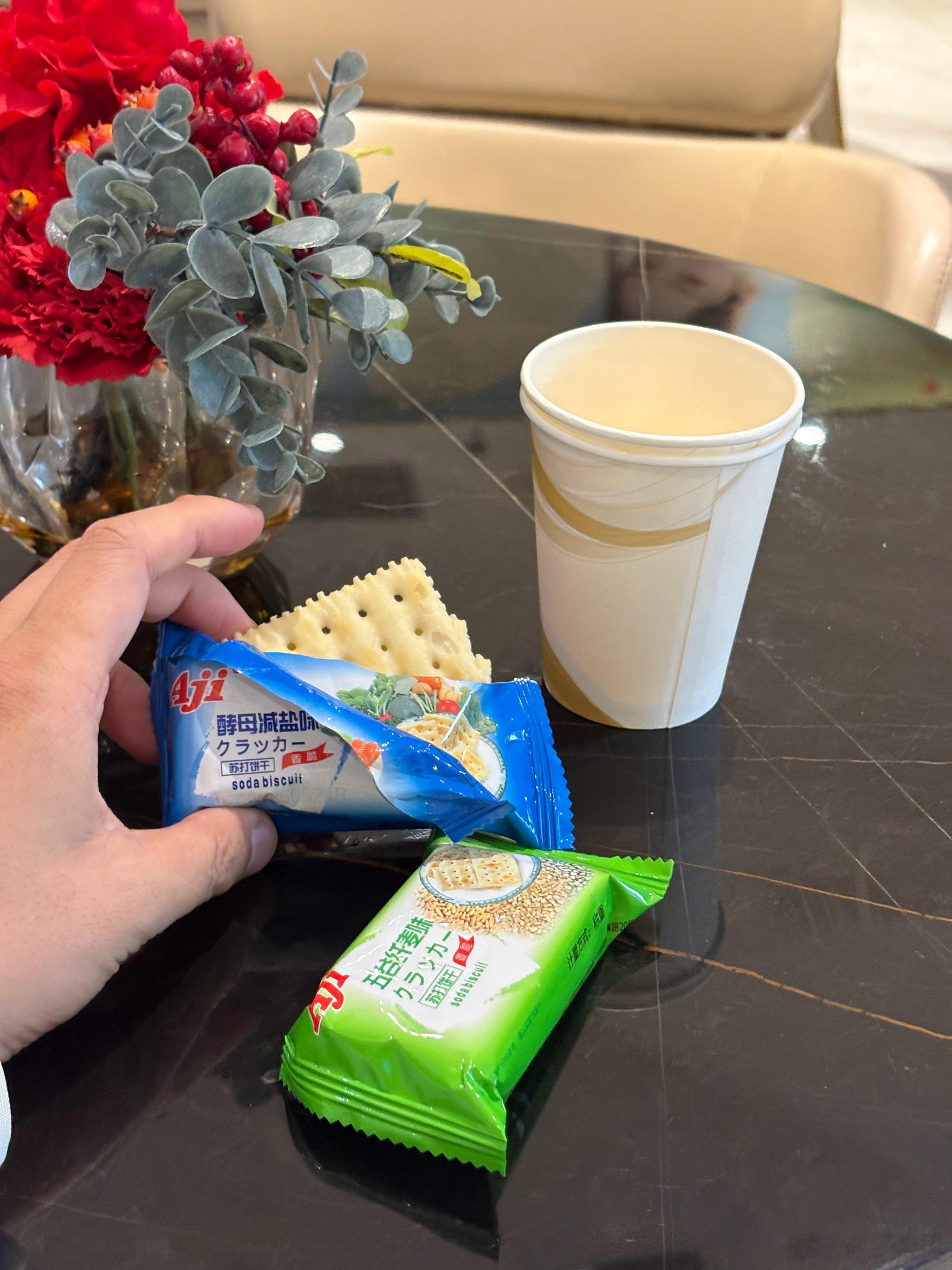 很爱到处吃 