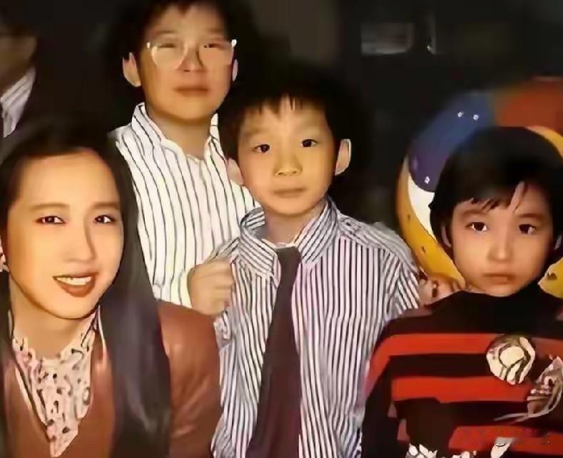 看到朱玲玲和三个儿子小时候的合影，一下就被拉回了80年代的香江光影里。照片中朱玲
