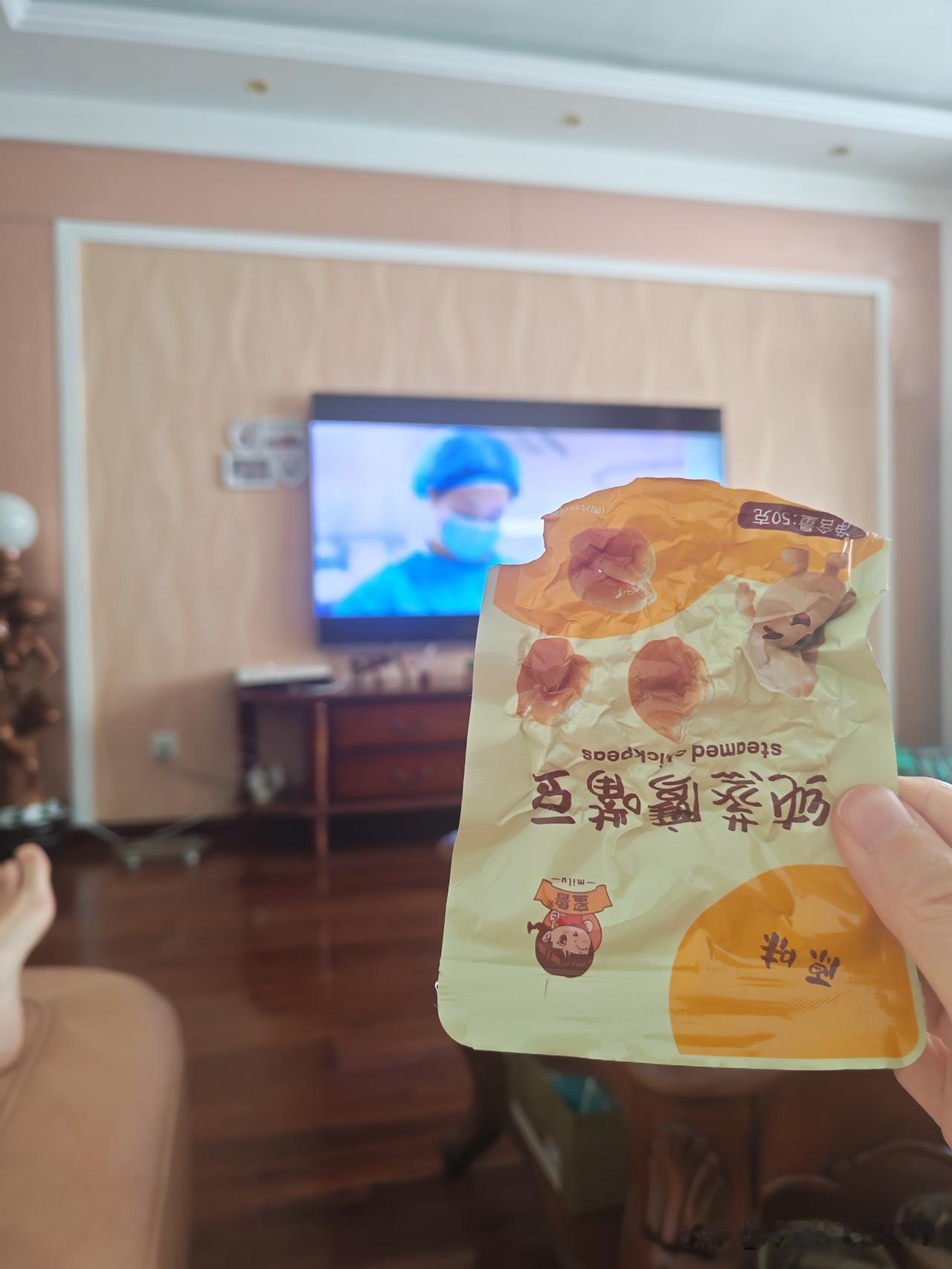 今天终于可以在家安静一天了。
吃零食、追剧。
什么也不想、什么也不做。
夏日生活