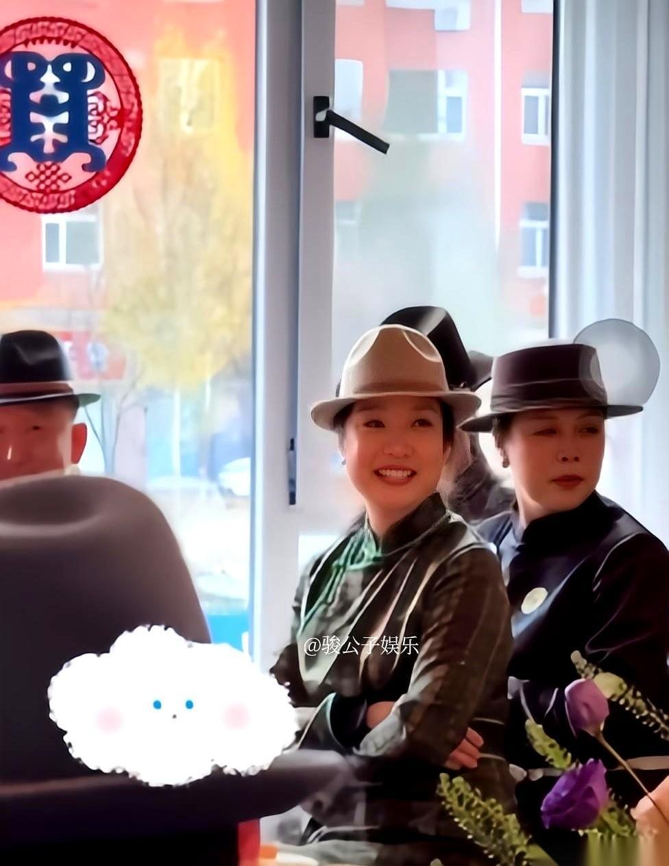 说真的，看到玲花这张照片，我心里咯噔一下。
不是因为她穿了什么戴了什么，而是那种