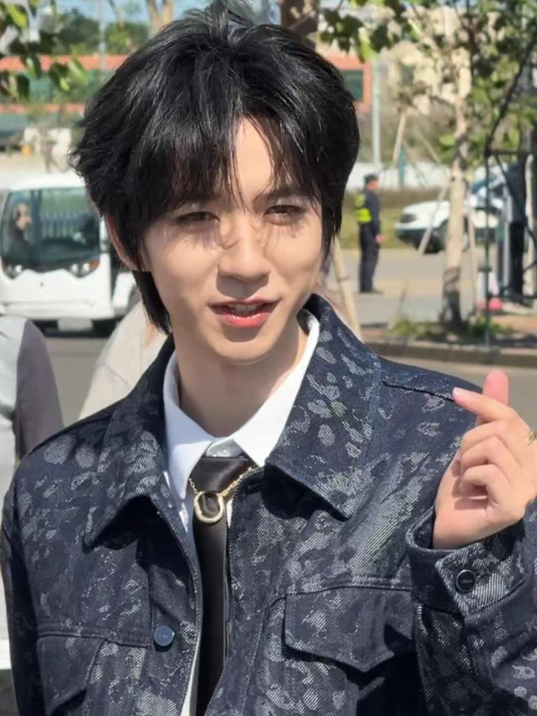 贺峻霖红毯开场 贺峻霖红毯开场简直魅力爆棚！他走在红毯上，步伐轻盈而有力，眼神中