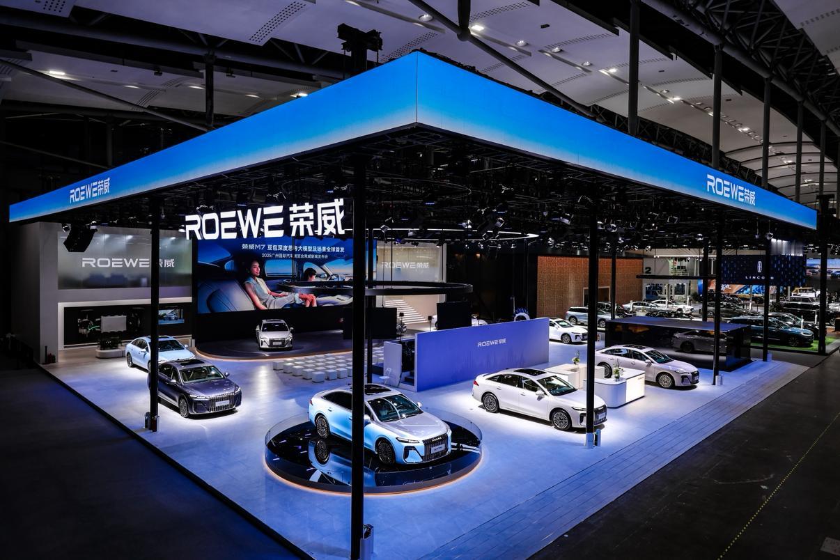在广州车展现场体验了荣威M7 DMH的豆包AI车机，确实有点东西。
它没有停留在