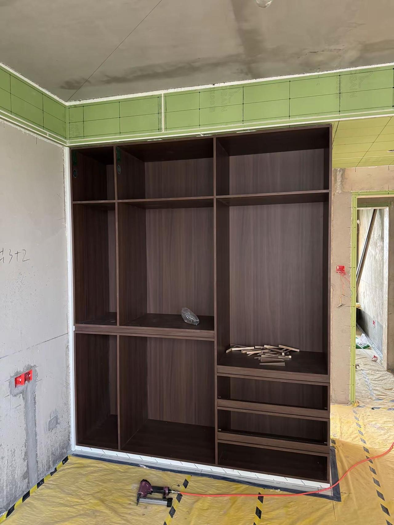 明天集合了！这边停了！木工打柜子