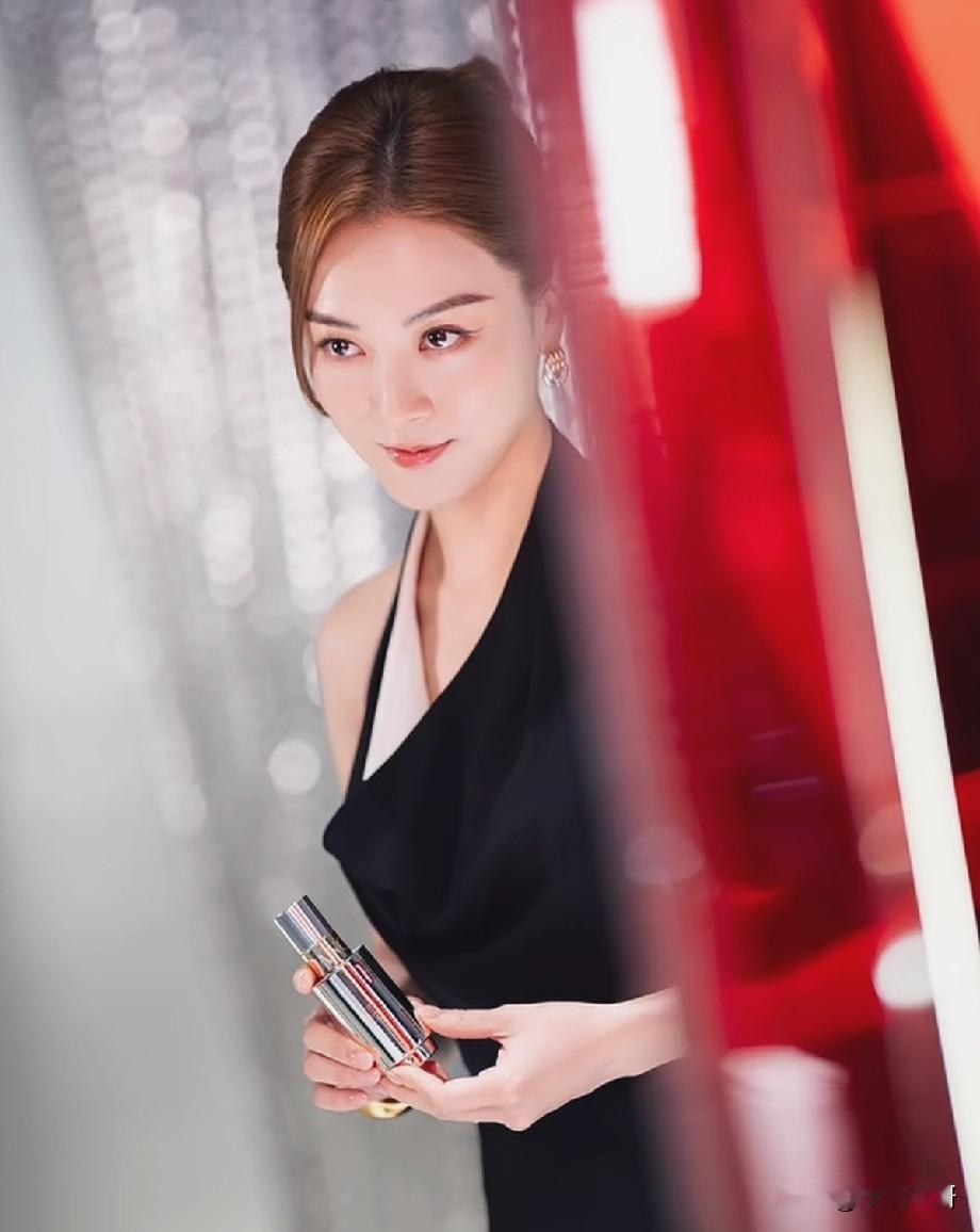 TVB最美家嫂王敏奕亮相兰蔻活动，黑白长裙尽显温婉高级感
 
近日王敏奕受邀出席