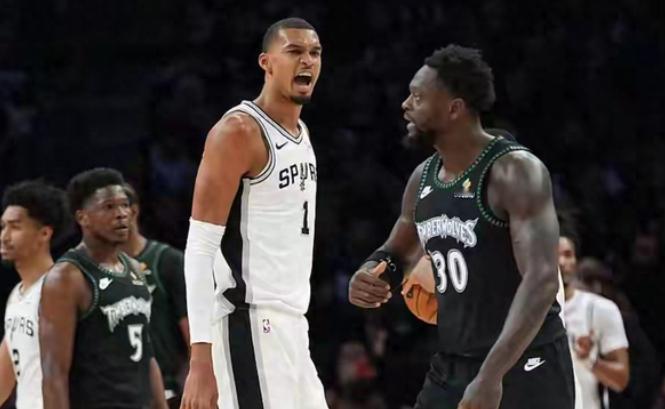 NBA西部半决赛，马刺对阵森林狼的比赛中，出现奇葩搞笑的一幕。
第一节比赛的时候
