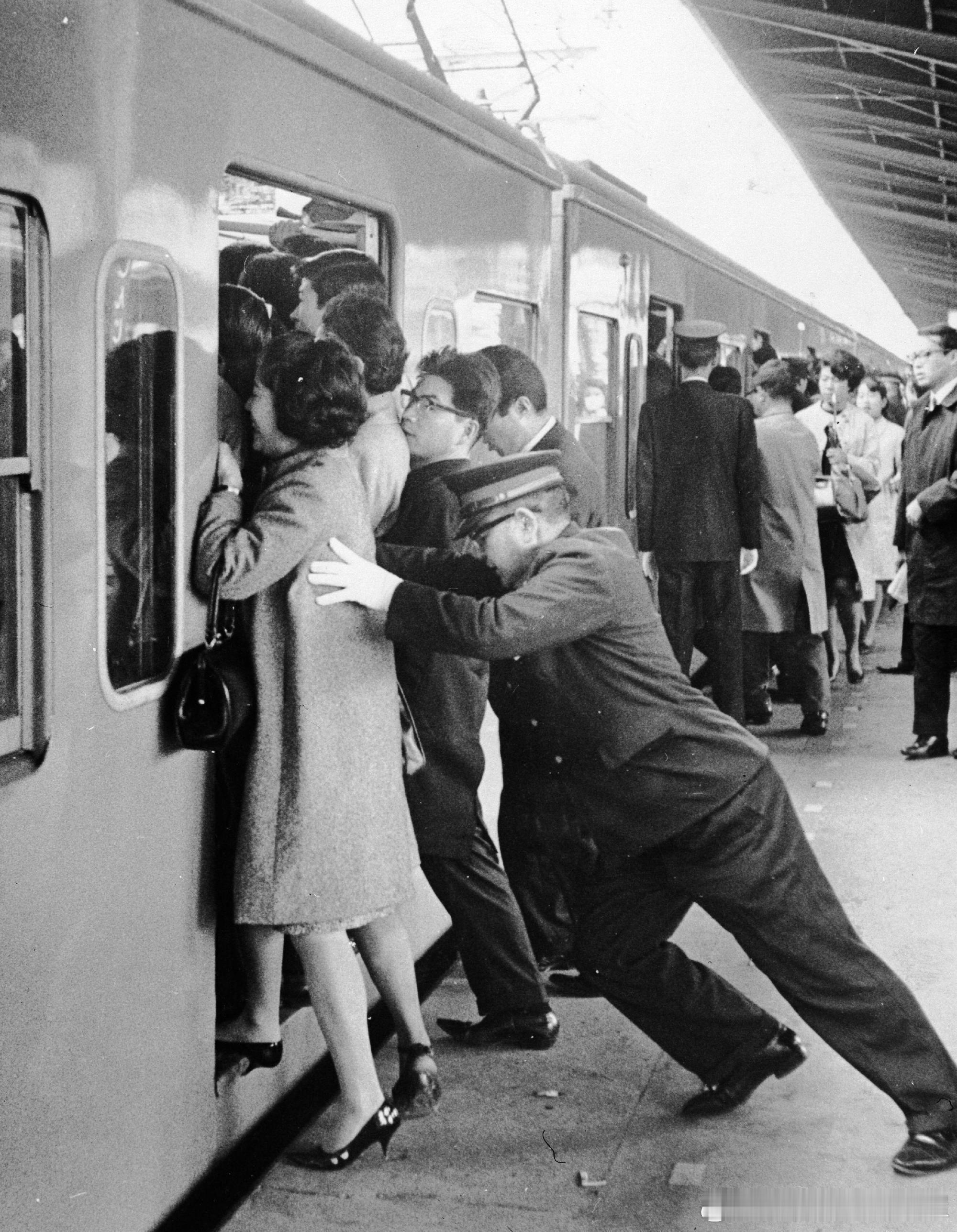 1967年日本东京挤电车历史影像 ​​​