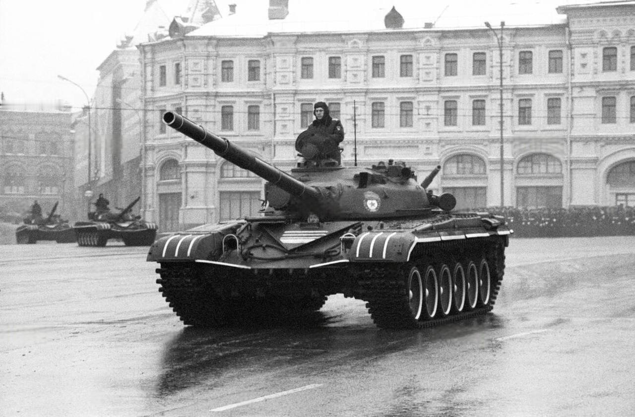 1977年十月革命阅兵式照片。画面中可以看到BMD-1空降战车、BMP-1步兵战