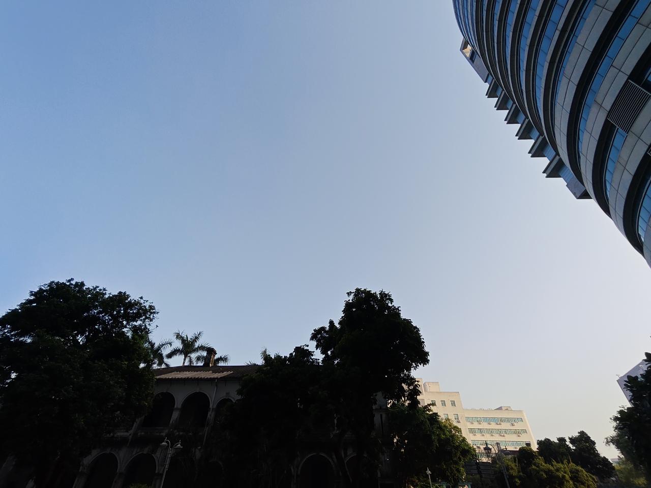 很多人写东西，一辈子都卡在第一步：等灵感。
总想着，想通透了再动笔、构思完美了再